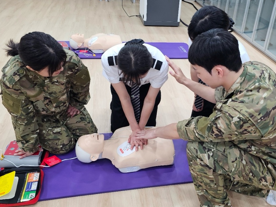 5월 8일 의무전투부사관과 실습 4.jpg